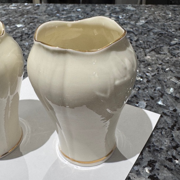 ☘️Vintage 2000’s Irish Belleek Butterfly Toy Spill 3 1/2” Tall Vases (set of 2) - Picture 2 of 16